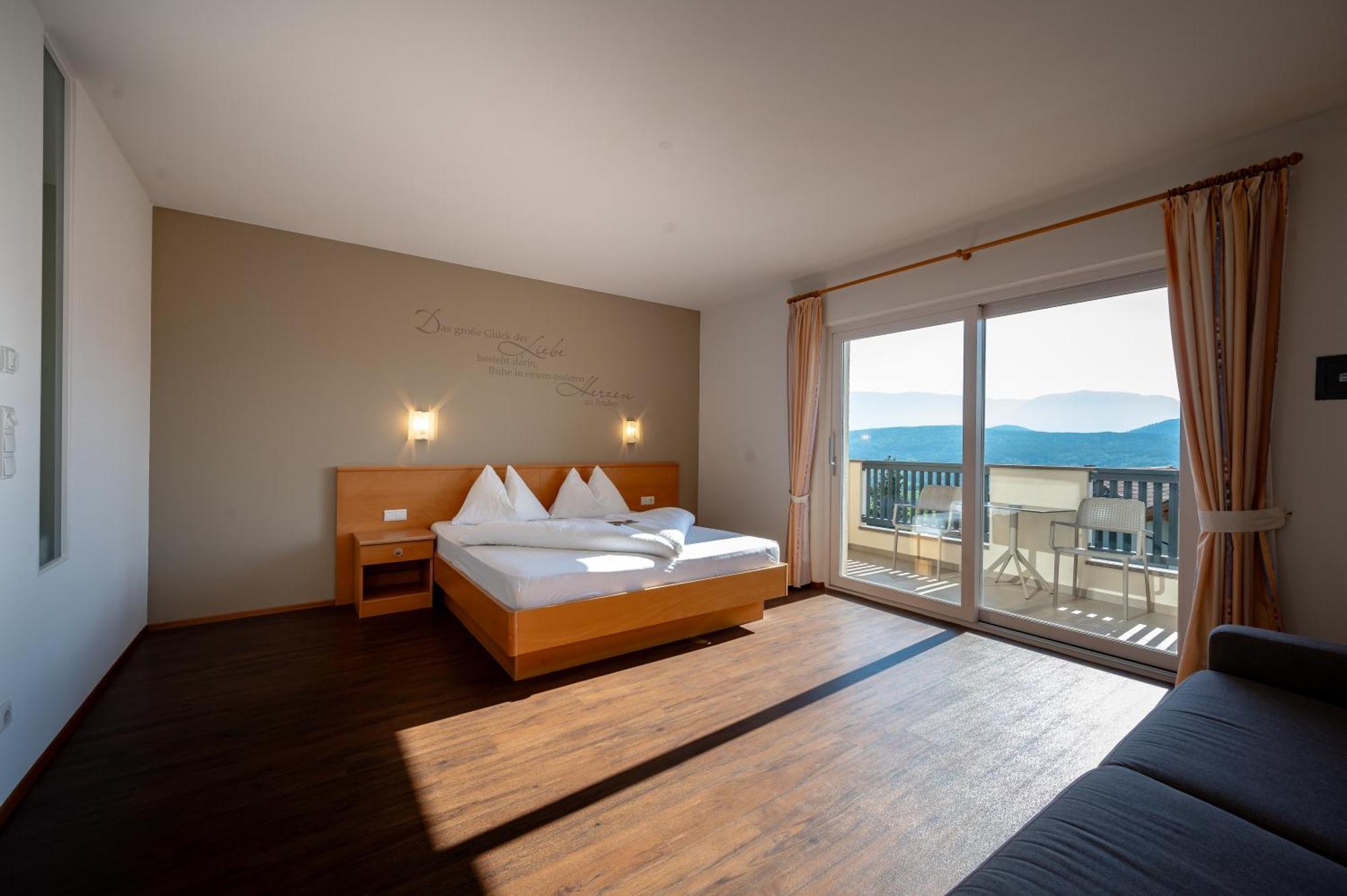 Garni Hotel Peterlinhof Caldaro Eksteriør bilde