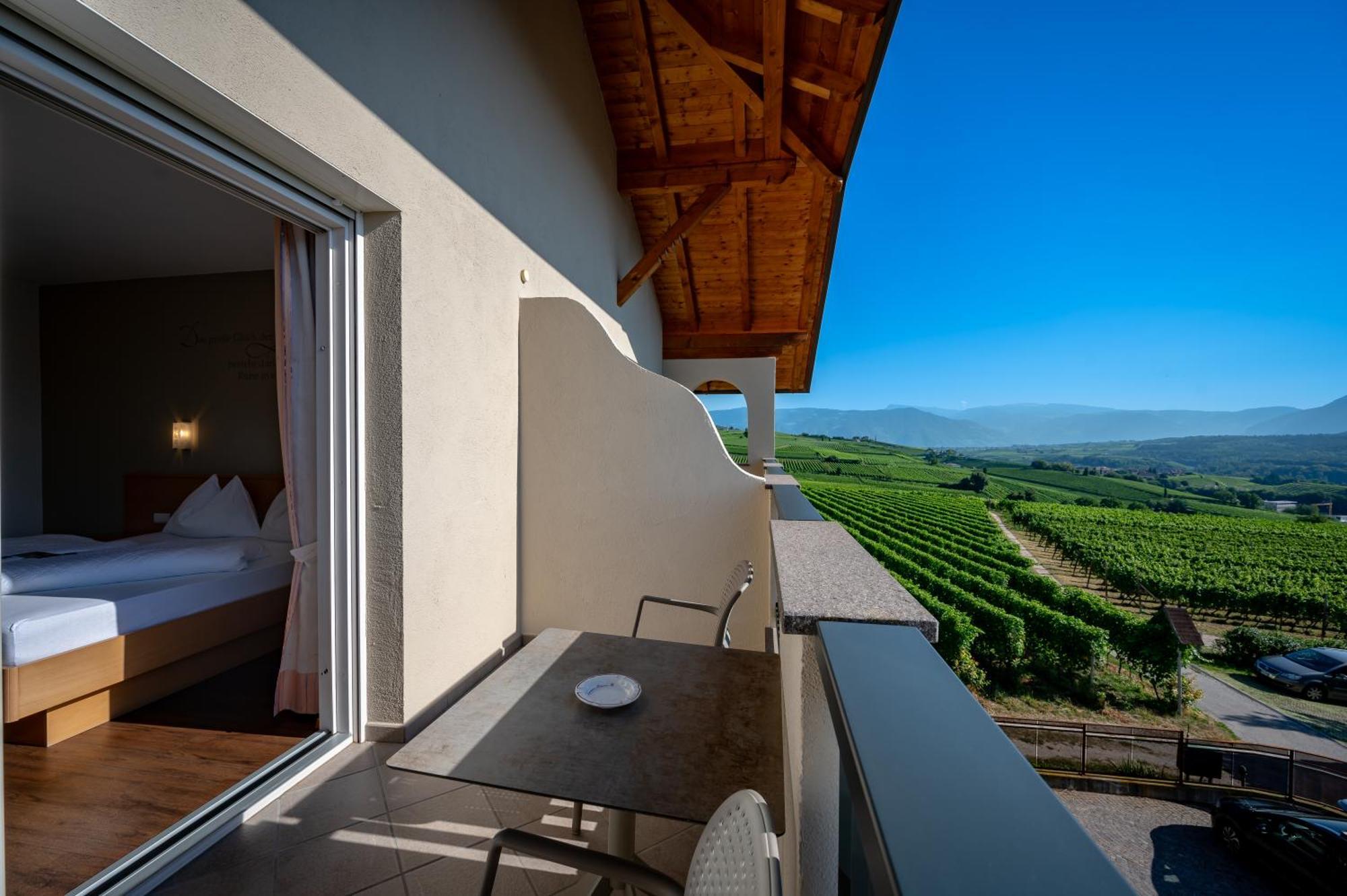 Garni Hotel Peterlinhof Caldaro Eksteriør bilde
