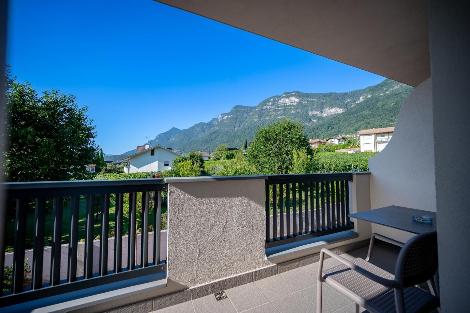 Garni Hotel Peterlinhof Caldaro Eksteriør bilde