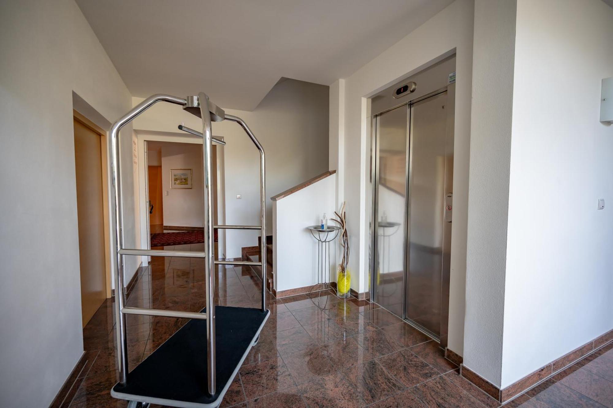 Garni Hotel Peterlinhof Caldaro Eksteriør bilde