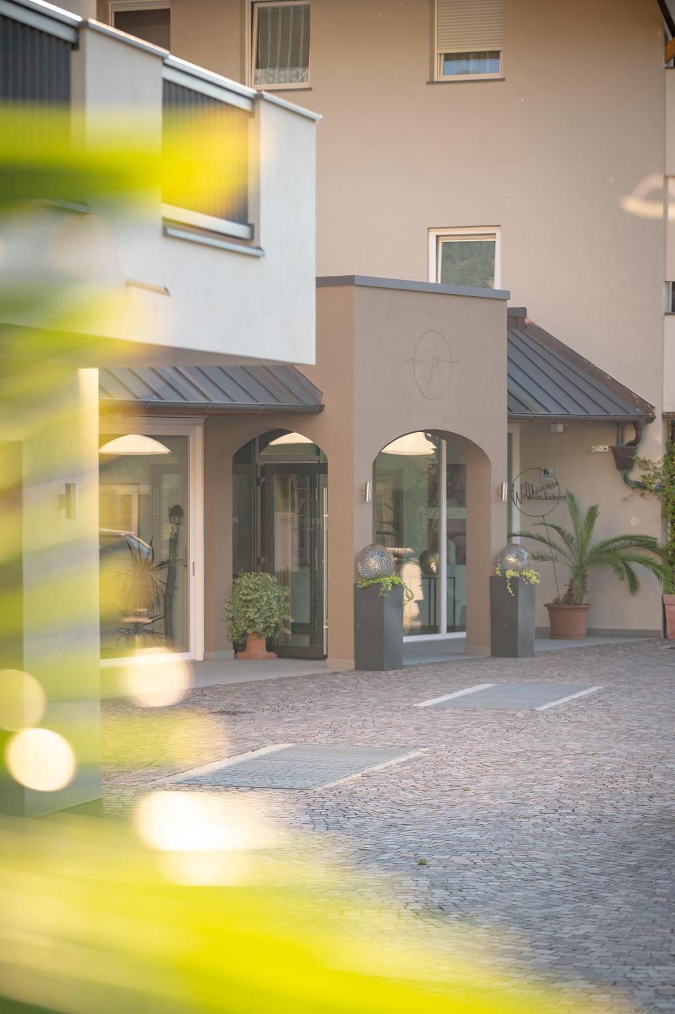 Garni Hotel Peterlinhof Caldaro Eksteriør bilde